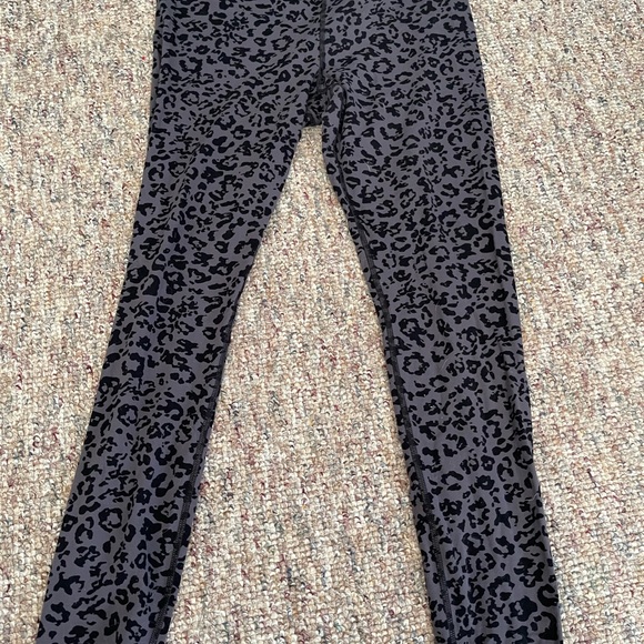 Athleta EUC leopard leggings cheetah - Picture 2 of 3